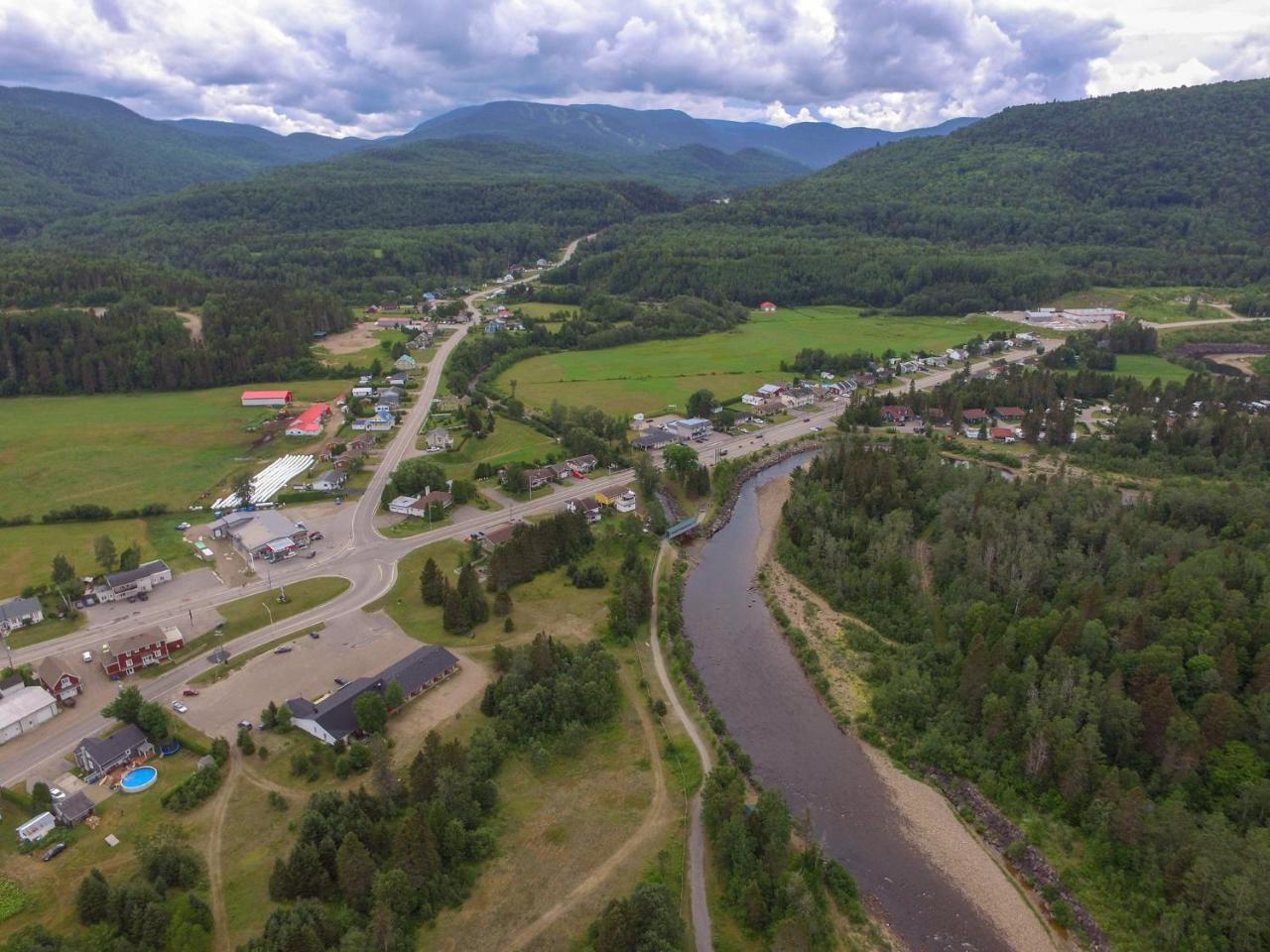 Auberge de Jeunesse Le Camp De Base LʼAnse-Saint-Jean Buitenkant foto